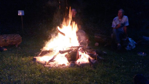 Ein gemeinsames Lagerfeuer mit den Parimalis, Gitarren, Gesang und Trommeln.